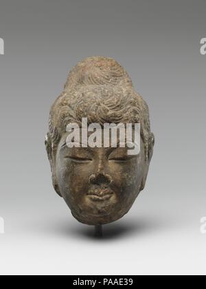 Testa di Buddha. Cultura: la Cina. Dimensioni: H. 5 1/2 in. (14 cm); W. 3 1/2 in. (8,9 cm); D. 3 1/2 in. (8.9 cm). Data: metà-8secolo. Museo: Metropolitan Museum of Art di New York, Stati Uniti d'America. Foto Stock