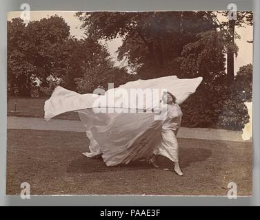 Loie Fuller Dancing. Artista: Samuel Joshua Beckett (British, Shadwell, Stepney [Londra] 1870-1940 Bournemouth). Dimensioni: Immagine: 3 × 4 a. (7,6 x 10,1 cm). Data: ca. 1900. Museo: Metropolitan Museum of Art di New York, Stati Uniti d'America. Foto Stock