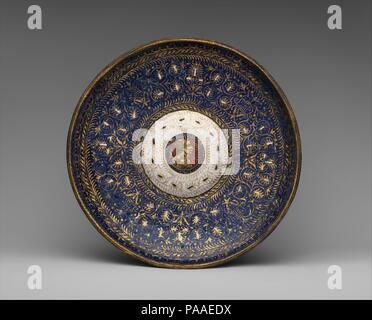 Piastra. La cultura italiana, Venezia. Dimensioni: diam. 11 1/8 in. (28,3 cm); H. 2 1/4 in. (5,7 cm.). Data: fine del XV e XVI secolo. Il medaglione centrale con un alloro-incoronato busto di Giulio Cesare è una successiva aggiunta. Museo: Metropolitan Museum of Art di New York, Stati Uniti d'America. Foto Stock