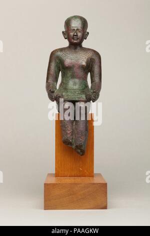 Statuetta di Imhotep. Dimensioni: H. 16,2 cm (6 3/8 poll.); W. 6.6 cm (2 5/8 in.); D. 7.3 cm (2 7/8 in.). Data: 664-30 A.C.. Imhotep era consigliere del re Djoser nella terza dinastia e lui è accreditato con il design del passo piramide a Saqqara, la prima piramide dell'Egitto. Per questa e per altre conquiste di sapienza e di apprendimento a lui attribuite, in periodi successivi divenne uno dei soltanto storiche non-royal alle persone di essere divinizzato e di avere un culto dedicato, che è stato particolarmente forte nella regione Memphite. In lega di rame le statuette come questo, egli si è mostrato seduto, indossa il suo cl Foto Stock