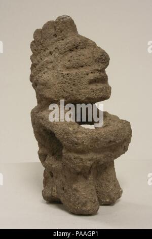 Crested figura (Macuilxochitl). Cultura: Aztec. Dimensioni: complessivo: 6 1/2 x 3 1/4 x 3 1/4 in. (16,51 x 8,26 x 8,26 cm) altri: 3 1/4 x 3 1/4 in. (8,26 x 8,26 cm). Data: del XV e XVI secolo. Museo: Metropolitan Museum of Art di New York, Stati Uniti d'America. Foto Stock