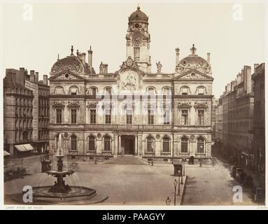 Lione, Hôtel de Ville. Artista: Édouard Baldus (Francese, nato Prussia, 1813-1889). Dimensioni: Immagine: 33 x 42,7 cm (13 x 16 13/16 in.). Montaggio: 46 x 60,5 cm (18 1/8 x 23 13/16 in.) tappeto: 55,9 x 71,1 cm (22 x 28 in.). Data: ca. 1861. Museo: Metropolitan Museum of Art di New York, Stati Uniti d'America. Foto Stock