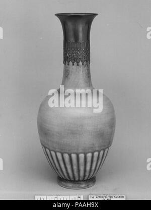 Vaso. Cultura: la Cina. Dimensioni: H. 7 3/4 in. (19,7 cm). Museo: Metropolitan Museum of Art di New York, Stati Uniti d'America. Foto Stock