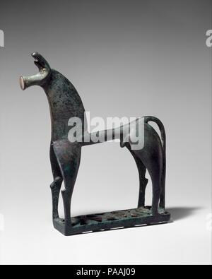 Cavallo di bronzo. Cultura: greco. Dimensioni: H.: 6 15/16 x 5 1/4 x 1 3/8 in. (17,6 x 13,3 x 3,5 cm). Data: VIII secolo A.C. La chiarezza ed eleganza della forma personificano greca arte geometrica nella sua forma più compiuta. Museo: Metropolitan Museum of Art di New York, Stati Uniti d'America. Foto Stock