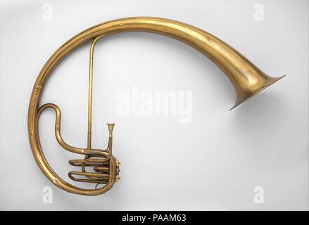 Bass saxtuba nell'E-flat. Cultura: francese. Dimensioni: 51 × 36 1/2 × 12 1/2 in. (129,5 × 92,7 × 31,8 cm). Maker: Adolphe (Antoine Joseph) Sax (belga, Dinant, Belgio 1814-1894 Paris). Data: 1855. Saxtubas furono costruite come una famiglia con strumenti che vanno da B-flat sopranino a B-flat contrabbasso. Questo bass in E-Flat è stata la seconda più grande dimensione. L'aspetto che colpisce di più grandi sax tube è stato ispirato dal romano cornu come rappresentato sulla Colonna di Traiano. Saxtubas sono stati usati per la prima volta nel 1852 in premiere prestazioni di Halevy opera Le juif errante in Parigi Academie Nationale de Musique, siamo Foto Stock