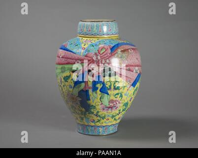 Vaso con cartigli floreali e Wrapped-Cloth Design. Cultura: la Cina. Dimensioni: H. 10 a. (25,4 cm); Diam. 7 1/2 in. (19,1 cm); Diam. di base 3 3/4 in. (9.5 cm). Data: XVIII secolo. Inventato in Limoges, Francia, durante il XV secolo, la tecnica di pittura smalti su metallo era portato dai Gesuiti in Cina nei primi anni del XVIII secolo. Vasi e altri recipienti fatti in questa tecnica sono talvolta noti come "estera porcellane' in Cina. Dipinto di smalti per uso corte sono state effettuate in una delle officine specializzate nella Città Proibita e quelli per uso domestico e di esportazione erano prod Foto Stock