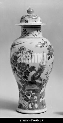 Vaso con coperchio. Cultura: la Cina. Dimensioni: H. 10 1/2 in. (26,7 cm). Museo: Metropolitan Museum of Art di New York, Stati Uniti d'America. Foto Stock