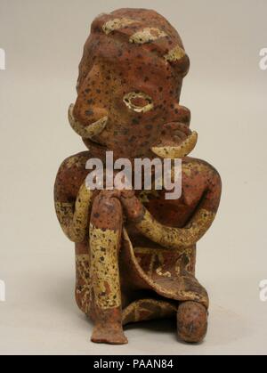 Seduto figura femminile. Cultura: Nayarit. Dimensioni: H. 8 7/8 x W. 4 7/8 x D. 5 3/4 in. (22,6 x 12,4 x 14,6 cm). Data: 100 A.C.-A.D. 200. Museo: Metropolitan Museum of Art di New York, Stati Uniti d'America. Foto Stock