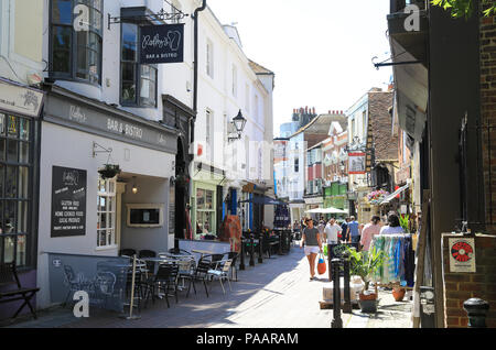 La vibrante George Street in Hastings Old Town, in East Sussex, Regno Unito Foto Stock