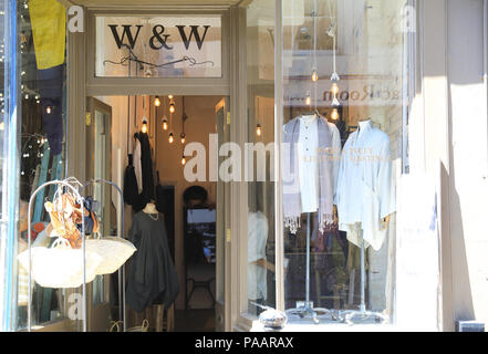 Fili di ordito e di trama boutique indipendenti sulla vibrante George Street in Hastings Old Town, in East Sussex, Regno Unito Foto Stock