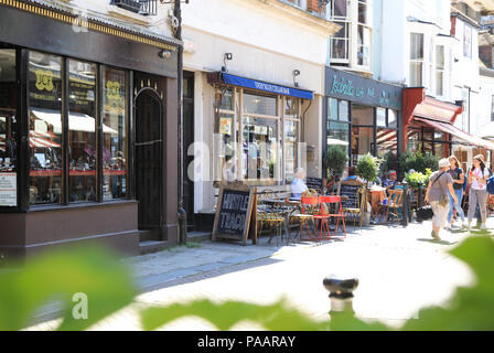 Caffè sulla vibrante George Street in Hastings Old Town, in East Sussex, Regno Unito Foto Stock