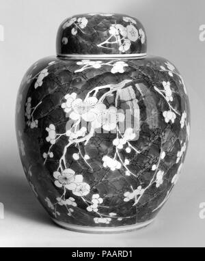 Vaso con coperchio. Cultura: la Cina. Dimensioni: H. 10 a. (25,4 cm). Museo: Metropolitan Museum of Art di New York, Stati Uniti d'America. Foto Stock