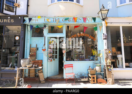 Negozi di stravagante su Bourne nella Città Vecchia, in Hastings, sulla costa sud, in East Sussex, Regno Unito Foto Stock