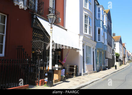 Negozi di stravagante su Bourne nella Città Vecchia, in Hastings, sulla costa sud, in East Sussex, Regno Unito Foto Stock