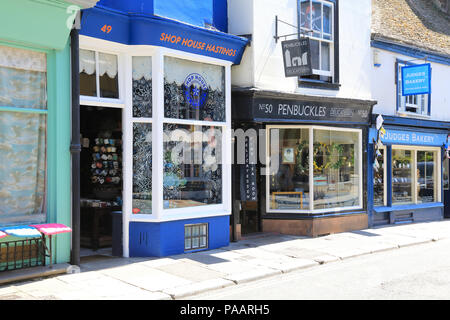 Negozi di stravagante su Bourne nella Città Vecchia, in Hastings, sulla costa sud, in East Sussex, Regno Unito Foto Stock