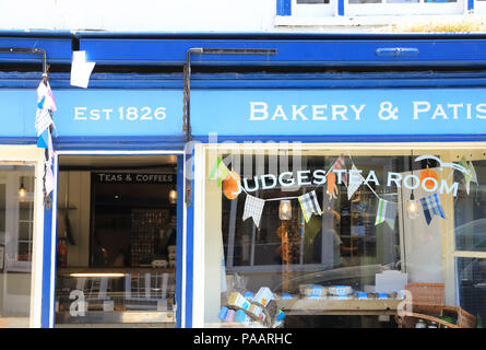 Negozi di stravagante su Bourne nella Città Vecchia, in Hastings, sulla costa sud, in East Sussex, Regno Unito Foto Stock