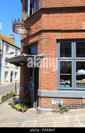 La corona pub su tutti i Santi Street in Hastings, usando prodotti locali per fantasiose, cibo britannico, in East Sussex, Regno Unito Foto Stock