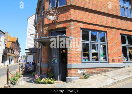 La corona pub su tutti i Santi Street in Hastings, usando prodotti locali per fantasiose, cibo britannico, in East Sussex, Regno Unito Foto Stock