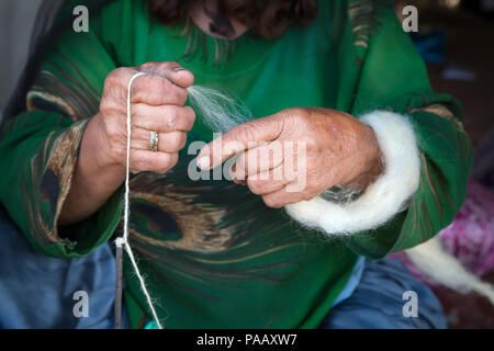 Qashqai donna tessendo la lana per la marcatura di tappeti e moquette, popolo nomade, Iran Foto Stock