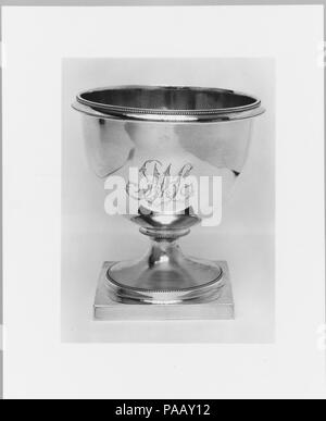 Ciotola di rifiuti. Cultura: American. Dimensioni: complessivo: 6 7/16 in. (16,4 cm); 18 oz. 14 dwt. (581.7 g) labbro: Diam. 5 1/2 in. (14 cm) a piedi: 4 1/4 x 4 1/4 in. (10,8 x 10,8 cm). Data: ca. 1810. Museo: Metropolitan Museum of Art di New York, Stati Uniti d'America. Foto Stock