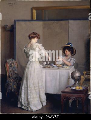 Le foglie di tè. Artista: William McGregor Paxton (American, Baltimore, Maryland 1869-1941 Boston, Massachusetts). Dimensioni: 36 1/8 x 28 3/4 in. (91,6 x 71,9 cm). Data: 1909. Paxton spesso rappresentato per donne raffinate--come suoi Patroni' mogli e figlie--libero in graziosi interni di Boston del genere avrebbero decorato e occupato. Eguagliando le donne con i preziosi ornamenti estetici che li circondano, Paxton riecheggia lo spirito del romanziere Henry James, che ritraeva le donne come oggetti da collezione in romanzi come ritratto di una dama (1881). Paxton è trattenuto tavolozza e preci Foto Stock