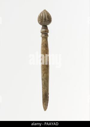 Perno osseo. Cultura: Romano. Dimensioni: H.: 2 3/8 in. (6 cm). Data: ca. A.D. 300-450. Analoghe spine trovati negli scavi in Roma sono stati datati al periodo tardo romano (4th-5secolo D.C.). Museo: Metropolitan Museum of Art di New York, Stati Uniti d'America. Foto Stock