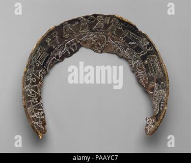 Frammentaria coppa d'argento. Cultura: cipriota. Dimensioni: diametro 6 7/8 in. (17,5 cm). Data: ca. 710-675 A.C. La messa a fuoco della scena di banchetto nel fregio esterno è un'offerta tabella con una ciotola probabilmente riempita con frutta. È fiancheggiata da due figure reclinabili. Sulla destra è una figura che indossa una corona egiziano, al di sopra del quale un'iscrizione può significare "re". Dietro di lui compare un flautista. Sulla sinistra della tabella è una "regina" con una parrucca egiziano, sopra i quali sono le lettere che certamente includere il prefisso "Cypro-' e di dare il suo nome o titolo, forse Kypromedousa, "protettrice di Cipro." Beh Foto Stock