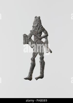 Portare la figura di un uomo con una lancia o scettro. Cultura: greco, Laconian. Dimensioni: Altezza: 1 7/8 in. (4,8 cm). Data: 6th-5secolo A.C. Piatto piccolo figurine votive di piombo fuso sono stati trovati in grandi quantità presso gli antichi santuari di Laconia; oltre centomila, risalente al VII secolo A.C. e il periodo classico, erano dedicati alla dea Artemide Ortia a Sparta. Museo: Metropolitan Museum of Art di New York, Stati Uniti d'America. Foto Stock