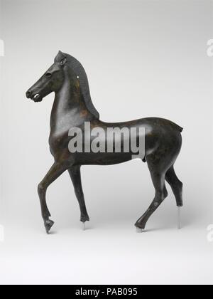 Statuetta in bronzo di un cavallo. Cultura: greco. Dimensioni: H. 15 13/16 in. (40,2 cm). Data: fine 2nd-1st secolo A.C. Quando il cavallo di bronzo in primo luogo è stato acquisito nel 1923, la sua austera maestà portato alla sua identificazione come una precoce capolavoro classico del V secolo A.C. Essa è stata a lungo annunciata come artisticamente più importanti oggetto unico nel museo della collezione classica. Alla fine degli anni sessanta, la sua autenticità è stata interrogata sulle ragioni tecniche, causando un putiferio internazionale e intenso dibattito scientifico. Dopo approfondite analisi scientifiche, comprese la termoluminescenza dating della sua cl Foto Stock