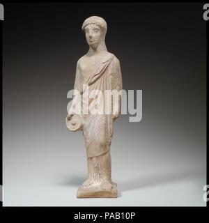 In piedi statuetta femminile. Cultura: greco, soffitta ?. Dimensioni: H. 6 3/8 in. (16,2 cm). Data: inizio del V secolo A.C. La statuetta è di stampo realizzata e solido. Il dorso è di stampo-made, mostrando i principali i contorni del corpo ed elementi dei panneggi. Museo: Metropolitan Museum of Art di New York, Stati Uniti d'America. Foto Stock