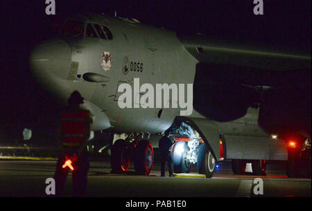 I manutentori dalla trentaseiesima Expeditionary Manutenzione aeromobili squadrone eseguire una post-controllo di volo su un B Stratofortress Marzo 2, 2016 presso Andersen Air Force Base, Guam. Una nuova rotazione del personale di volo, il personale di manutenzione e di aeromobili da Minot Air Force Base, N.D., arrivati a Guam per sostituire il ventitreesimo bomba Expeditionary Squadron a sostegno dell'U.S. Pacifico Comando del bombardiere della continua presenza di missione. (U.S. Air Force foto di Senior Airman Joshua Smoot/rilasciato) Foto Stock