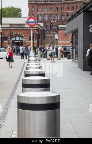 Ostile barriere del veicolo al di fuori dalla stazione ferroviaria di King's Cross in King's Cross, London, Regno Unito Foto Stock