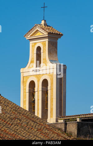 Il campanile di Santo Cosma e Damiano contro un cielo blu brillante in Roma Foto Stock