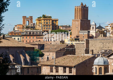 Una vista di Mercati di Traiano e la Torre delle Milizie in Roma, con il Tempio di Antonino e Faustina e la cupola del Tempio di Romolo Foto Stock