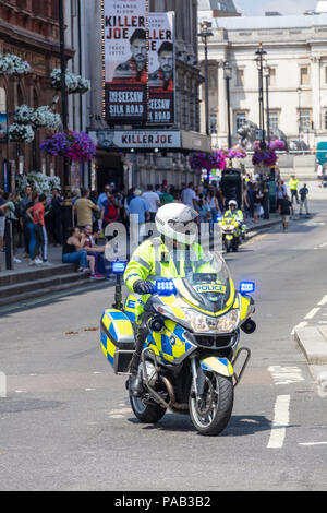 Whitehall, Londra, Regno Unito; 13 luglio 2018; la Metropolitan Police motociclista durante le proteste Anti-Trump Foto Stock