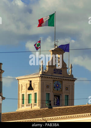 Italiano e bandiera UE e lo standard del Presidente italiano, volare dalla Torre dei Venti sul Palazzo del Quirinale, la sua residenza ufficiale Foto Stock