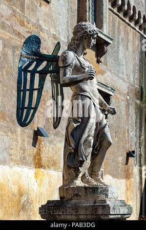 La statua originale dell'Angelo da Montelupo Sant'Angelo, da Raffaello da Montelupo, che utilizzato per stare in cima di Castel Sant'Angelo a Roma Foto Stock