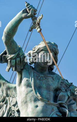 Statua di bronzo di Michele Arcangelo permanente sulla sommità del Castel Sant'Angelo a Roma Foto Stock