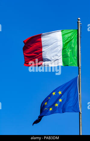 Italiano e Unione europea bandiere volare su Roma Foto Stock