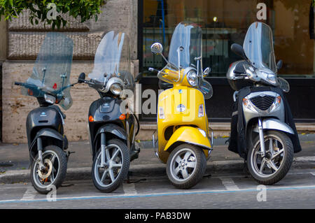 Il coraggio di essere diversi. Una fila di ordinatamente parcheggiate scooter nero e uno che osa essere diverso, in una strada di Roma. Foto Stock