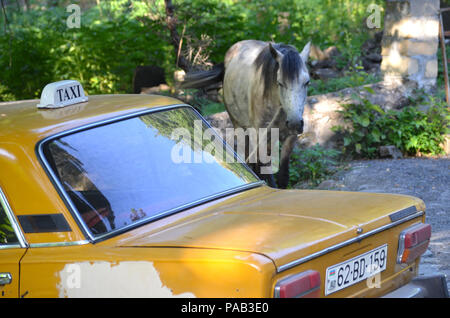 Taxi e cavallo in villaggio Ilisu, nord-occidentale di Azerbaigian Foto Stock