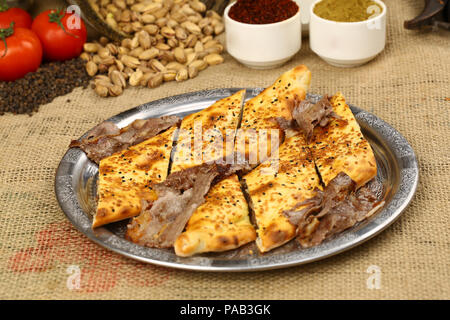 Carne di Döner Kebab grigliate di carne e verdure sulla piastra Foto Stock