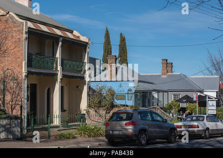 Un edificio di due piani terrazza Vittoriana house e due altri storia singola cottages ora tutti convertiti a uffici e caffè nella strada della stazione, Bowral Australia Foto Stock