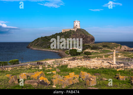 Antica torre su una collina al mare mediterraneo con le rovine di Tharros davanti, Sardegna, Italia Foto Stock