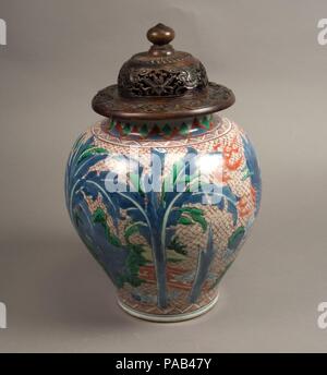 Vaso con Qilin mitico. Cultura: la Cina. Dimensioni: H. (Inc. coperchio) 14 1/2 in. (36,8 cm); Diam. 9 1/2 in. (24,1 cm); Diam. del cerchione 5. (12,7 cm); Diam. del piede 5 1/4 in. (113,3 cm). Data: metà del XVII secolo. Museo: Metropolitan Museum of Art di New York, Stati Uniti d'America. Foto Stock