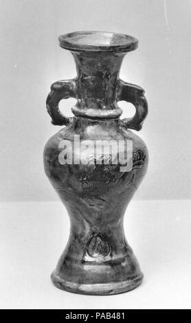 Vaso. Cultura: la Cina. Dimensioni: H. 7 1/4 in. (18,4 cm). Museo: Metropolitan Museum of Art di New York, Stati Uniti d'America. Foto Stock