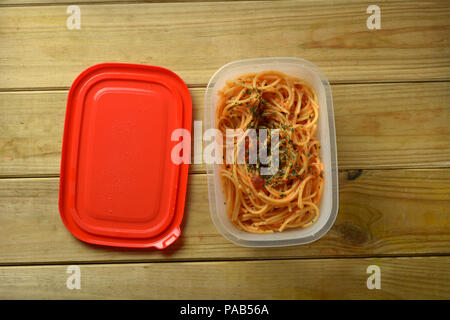Porzione di spaghetti in contenitore di plastica - primo piano Foto Stock
