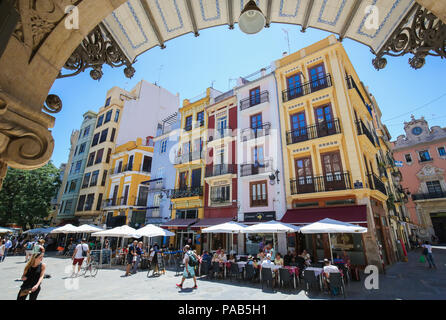 Terrazze a vivaci ristoranti a la Calle de Palafox nel centro di Valencia, Spagna Foto Stock