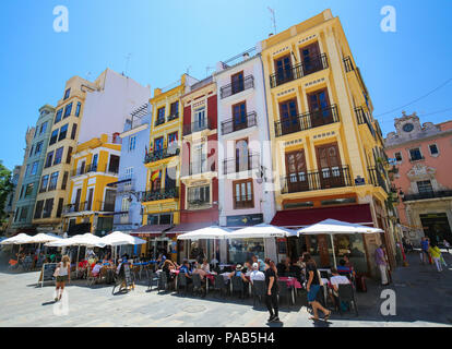 Terrazze a vivaci ristoranti a la Calle de Palafox nel centro di Valencia, Spagna Foto Stock