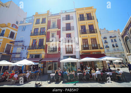 Terrazze a vivaci ristoranti a la Calle de Palafox nel centro di Valencia, Spagna Foto Stock